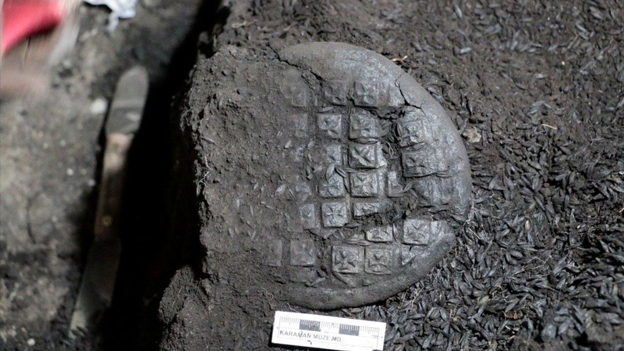 Karaman Topraktepe'de Karbonlaşmış Ekmekler: Hz. İsa Figürü ve Grekçe Yazıt