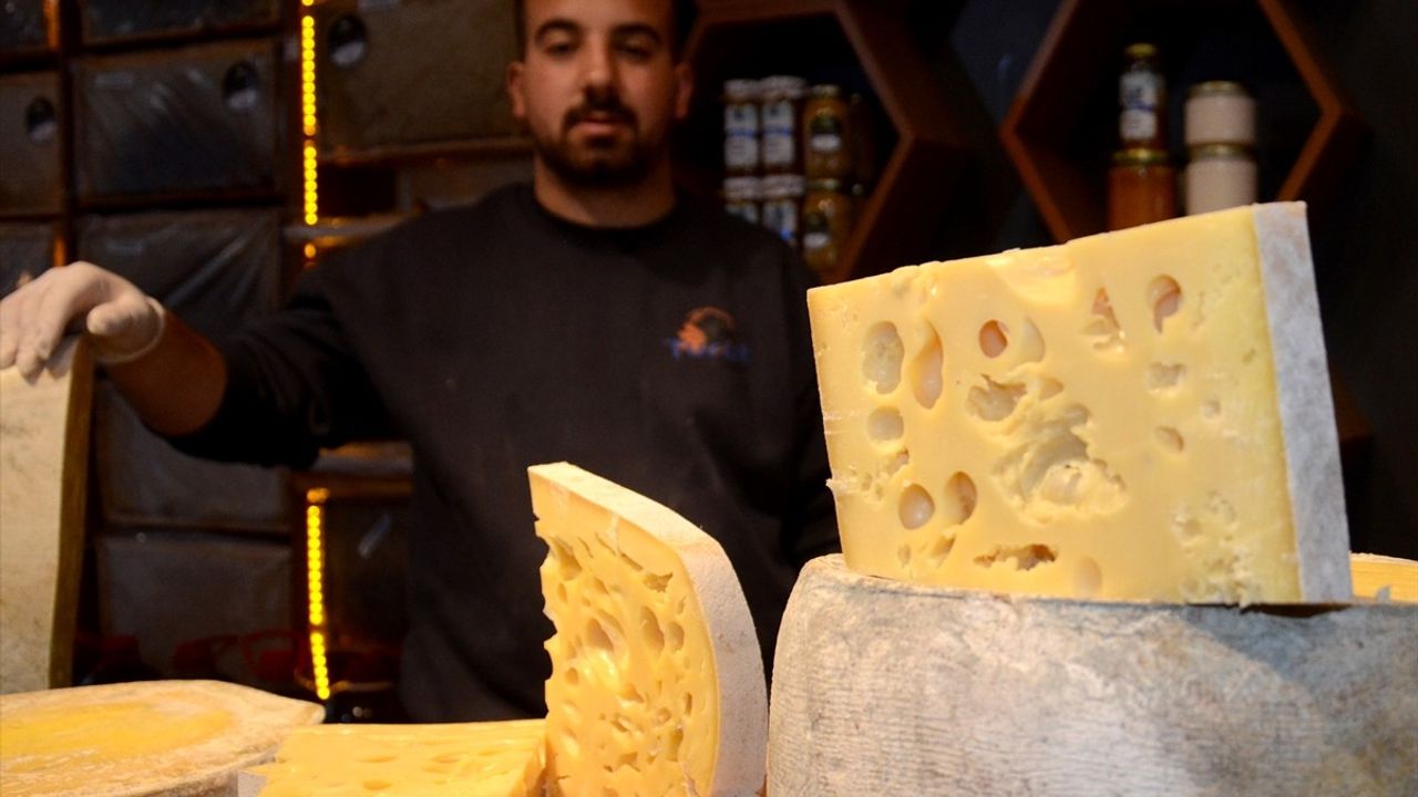 Kars'ın Tescilli Gravyer Peyniri Tezgahlarda