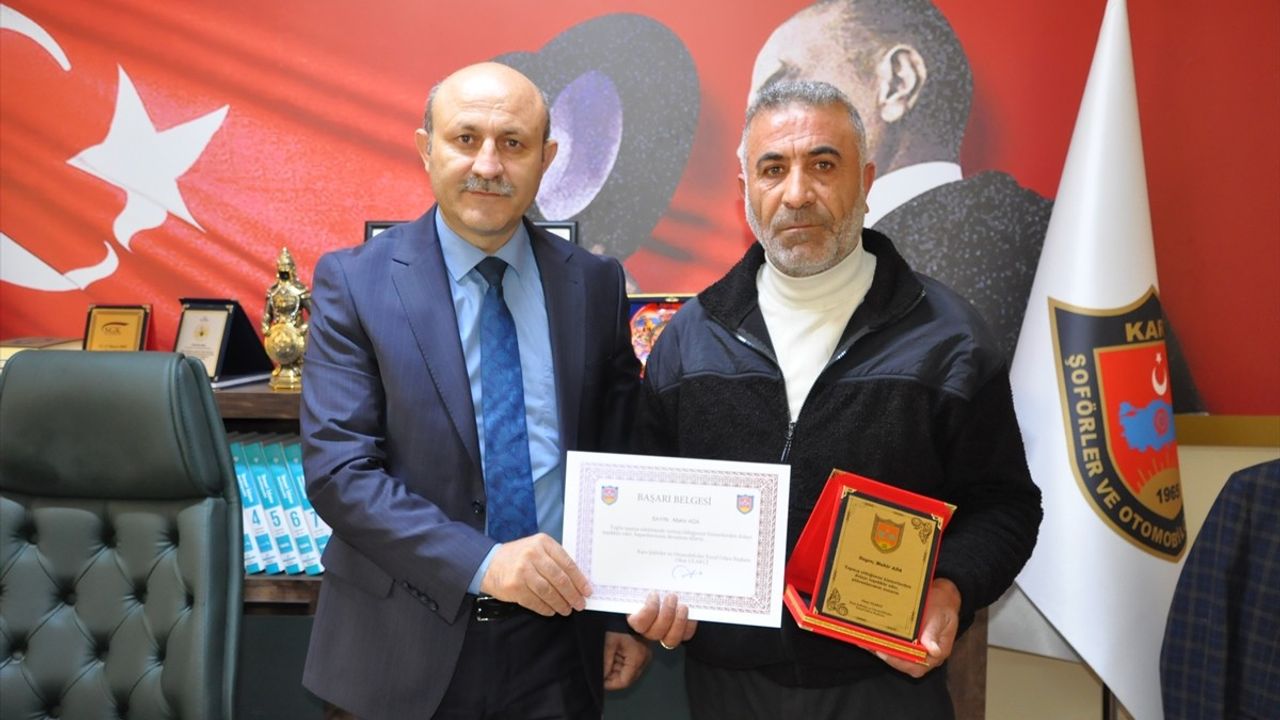Kars'ta Dolmuş Şoförüne Teşekkür Plaketi — Rahatsızlanan Yolcuyu Hastaneye Yetiştirdi