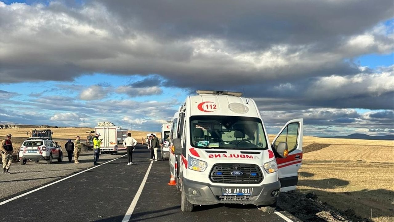Kars'ta Şarampole Devrilen Otomobil: 1 Ölü, 2'si Çocuk 3 Yaralı