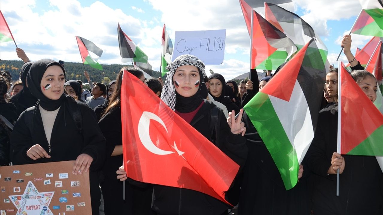 Kars'ta 'Sarıkamış'tan Gazze'ye Selam Yürüyüşü'ne Yaklaşık Bin Kişi