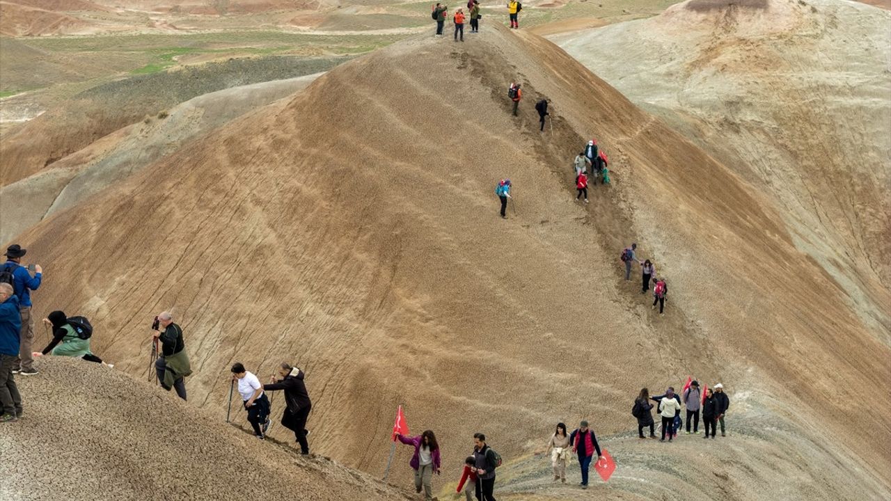 Kars ve Iğdır'da Dağcılar Gökkuşağı Tepeleri'nde 'Cumhuriyet Yürüyüşü'