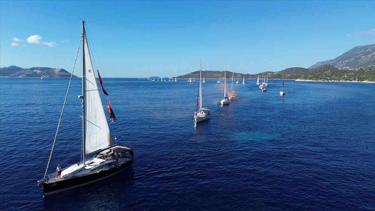 Kaş'ta 50 Paraşütçü 29 Ekim'de Türk Bayraklarıyla Atlayış Yaptı
