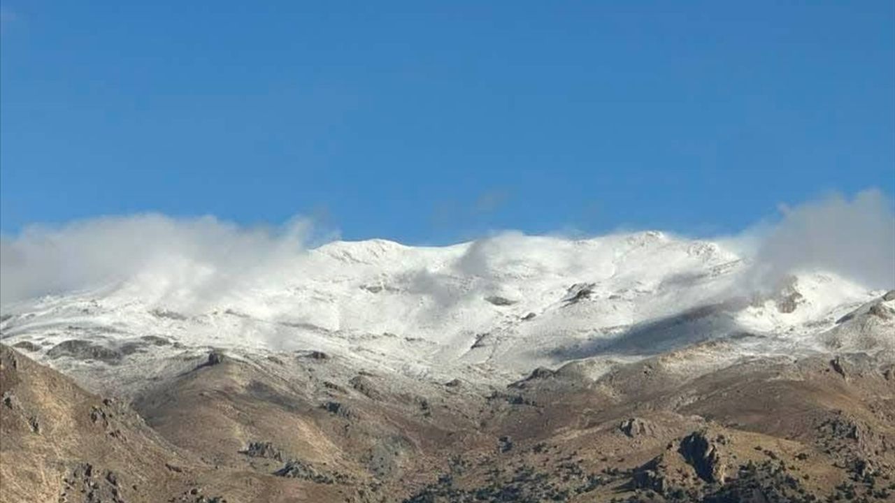 Kaş'ta Mevsimin İlk Karı: 2.700 Rakımlı Akdağ Beyaza Büründü