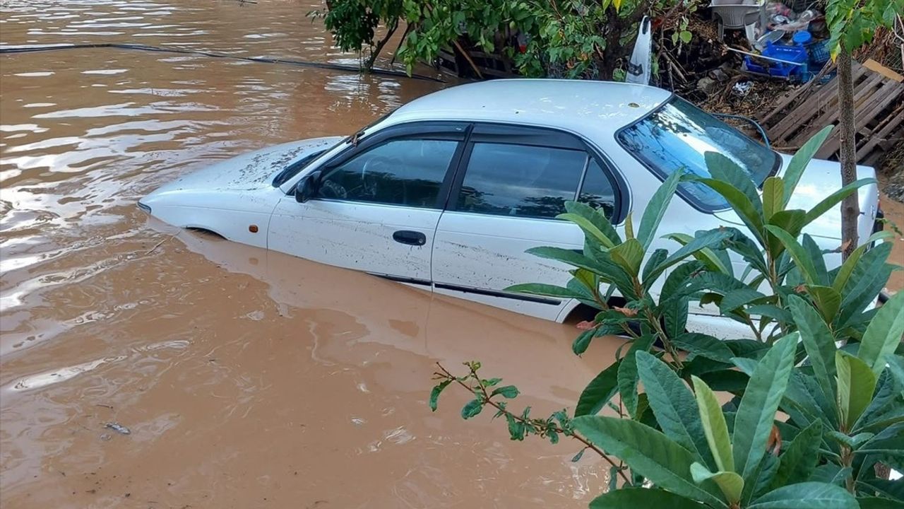 Kaş'ta Sağanak: Sokaklar Su Birikintileriyle Doldu, Araçlar Mahsur Kaldı