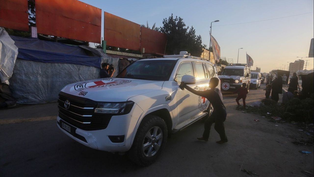 Kassam Tugayları Gazze'de 2 İsrailli Cesedini Kızılhaç'a Teslim Etti