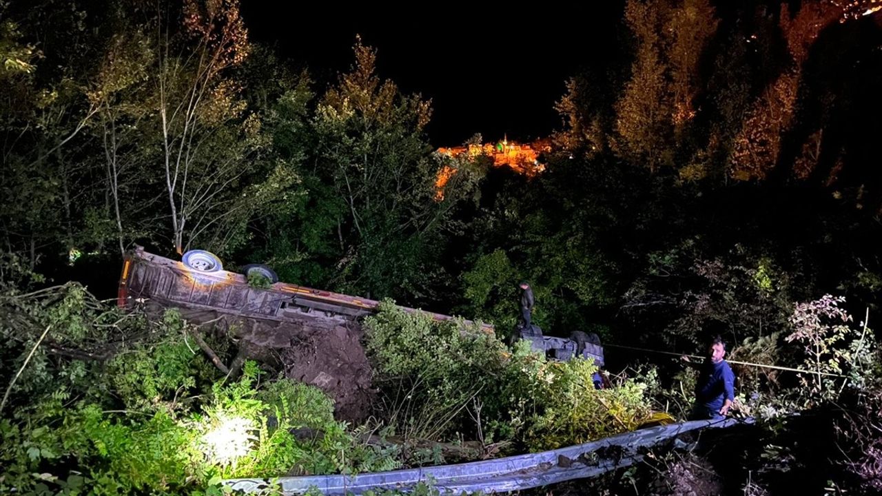 Kastamonu'da Devrilen Tırda Sıkışan Sürücü 2 Saatte Kurtarıldı