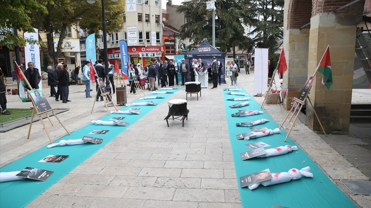 Kastamonu'da 'Küçük Kefenler Sergisi' Gazze'deki Drama Dikkat Çekti