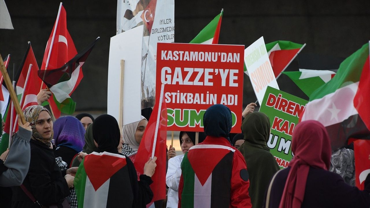 Kastamonu İnebolu'da balıkçılar Küresel Sumud Filosu'na destek için Karadeniz'e açıldı