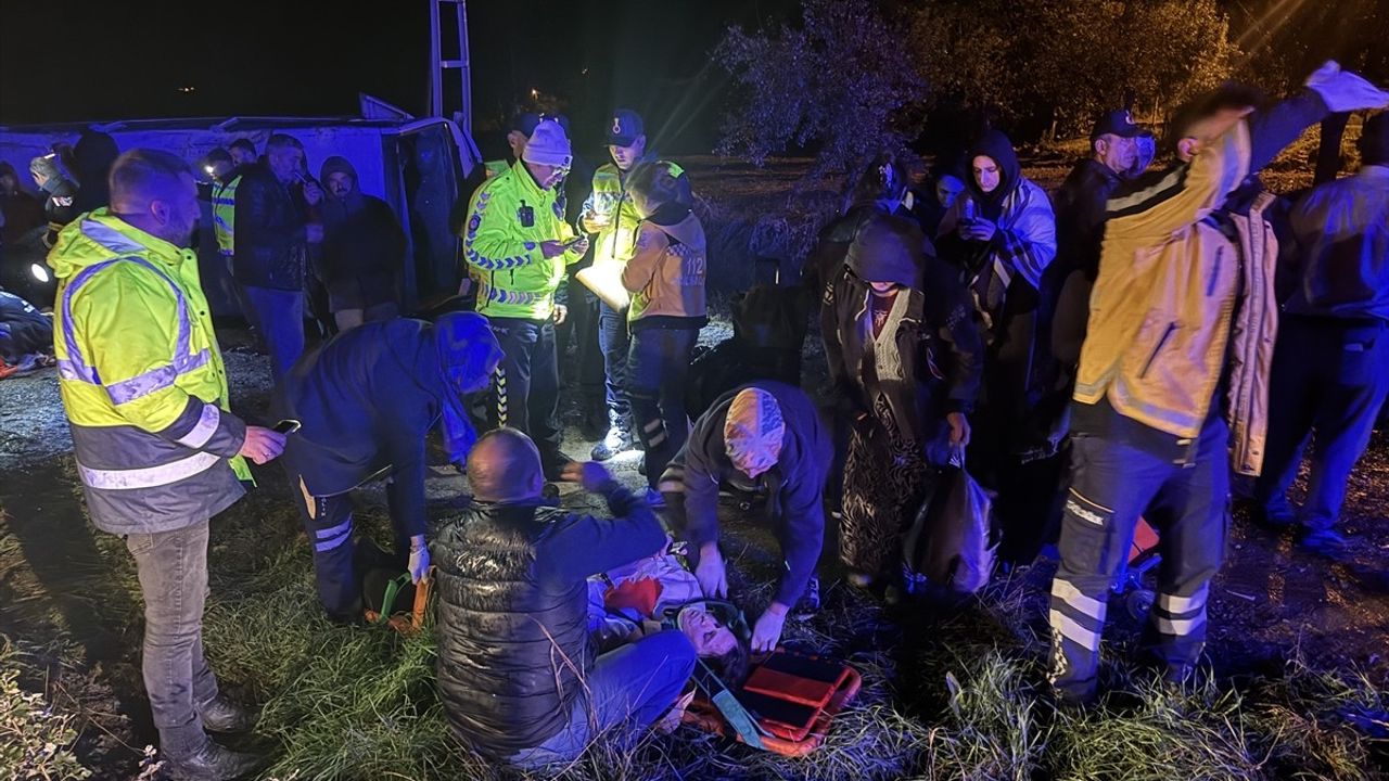Kastamonu Taşköprü'de tur midibüsü devrildi: 25 yaralı