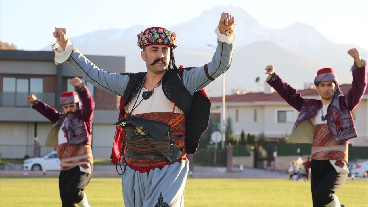 Kayseri'de 29 Ekim'de Efe Kıyafetiyle Yamaç Paraşütü