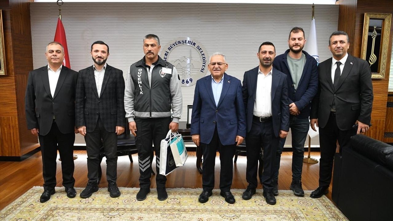 Kayseri'de Güvenlik Görevlisi Tramvayın Yolcuya Çarpmasını Son Anda Önledi