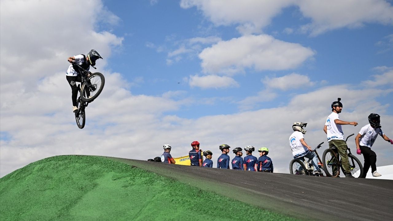 Kayseri'de Yeni BMX Parkuru ve Bisiklet Eğitim Alanı Açıldı