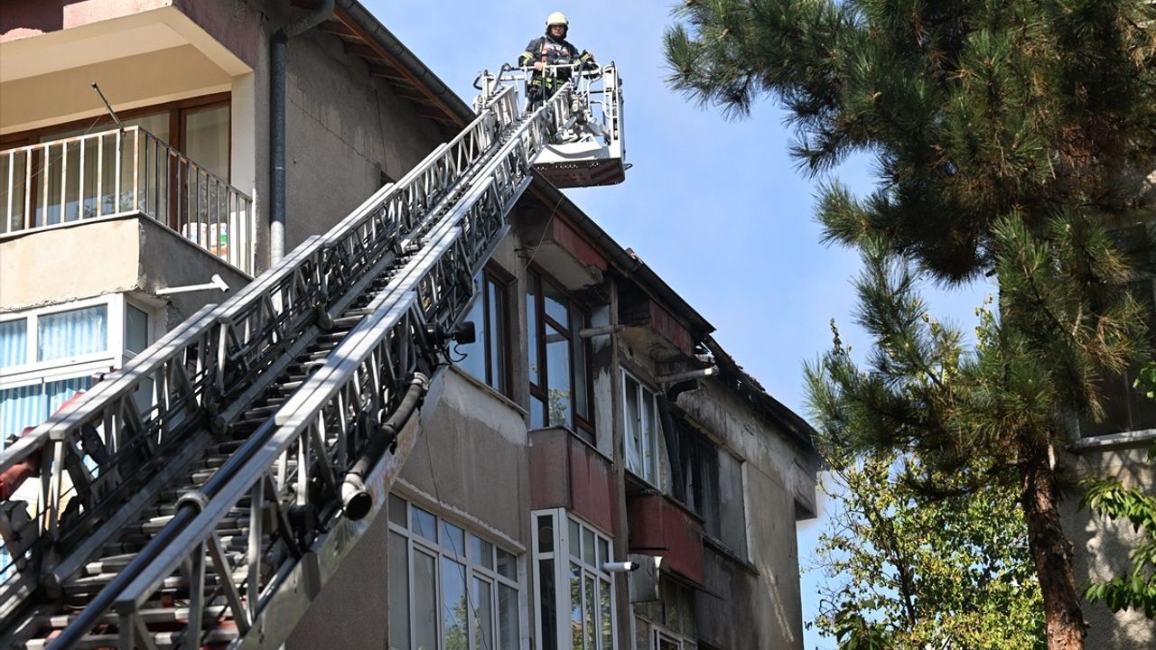 Kayseri Talas'ta 2 Katlı Binada Yangın: Engelli Vatandaşın Sobası Halıyı Tutuşturdu