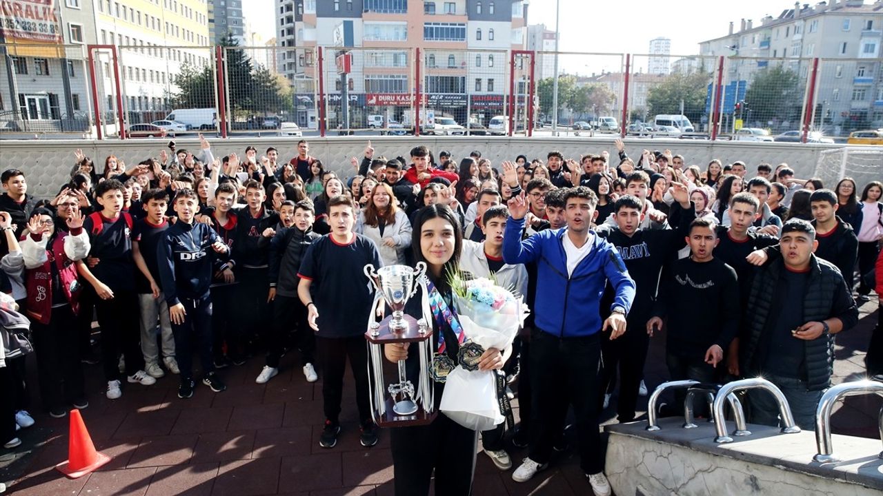 Kick Boks Dünya Şampiyonu Elif Ceren Uzunçakmak'a Okulunda Konfetili Sürpriz Karşılama