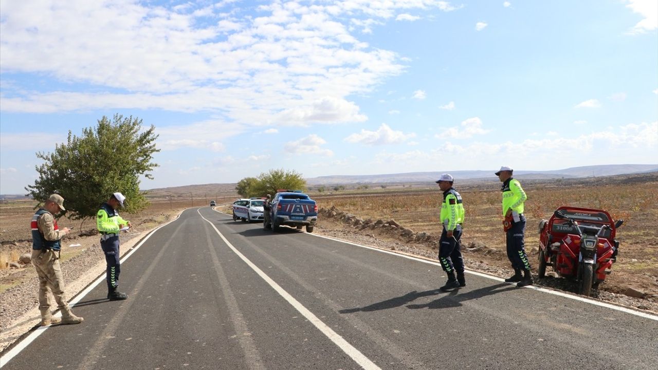 Kilis'te 3 Tekerlekli Elektrikli Motosiklet Devrildi: 2 Kişi Ağır Yaralandı