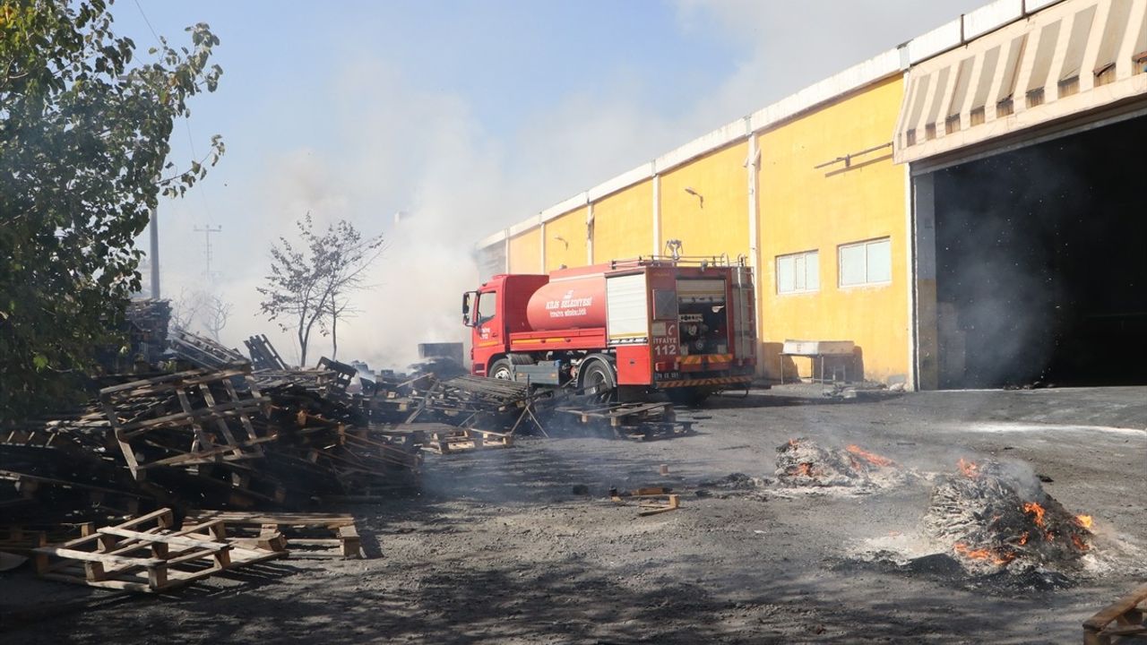 Kilis'te Kauçuk Fabrikası Yangını Söndürüldü