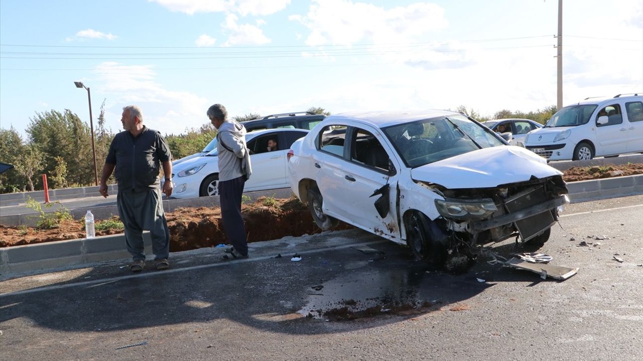 Kilis'te Otomobil Refüje Çarparak Devrildi: 2 Kişi Ağır Yaralandı