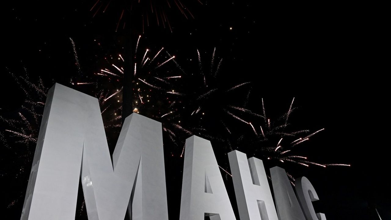 Kırgızistan'da Celalabad Resmen Manas Oldu: 8 Metrelik 'Manas' Logosu Törenle Yerleştirildi