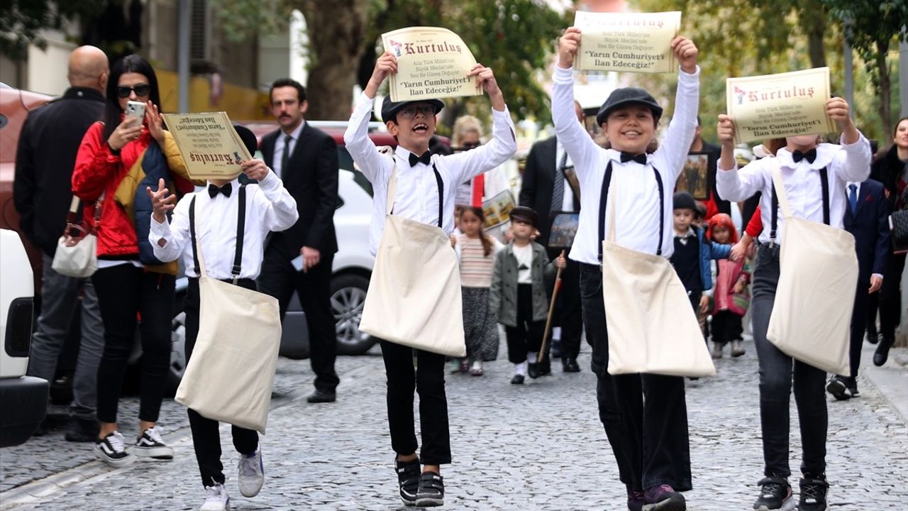 Kırklareli'de 'Cumhuriyet' Manşetli Gazeteyi Dağıtan Gazeteci Çocuklar
