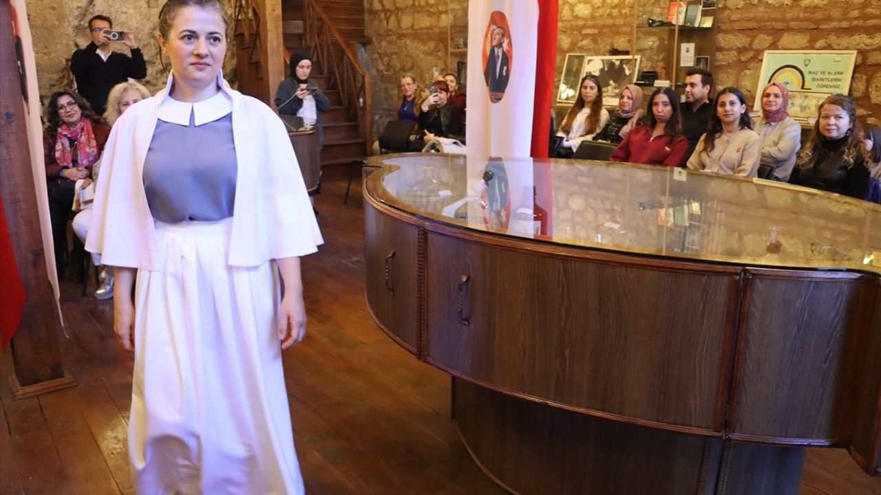 Kırklareli'de "Sağlığın Tarihi Adımları Defilesi" — 1854'ten Bugüne Sağlık Kıyafetleri Sergilendi