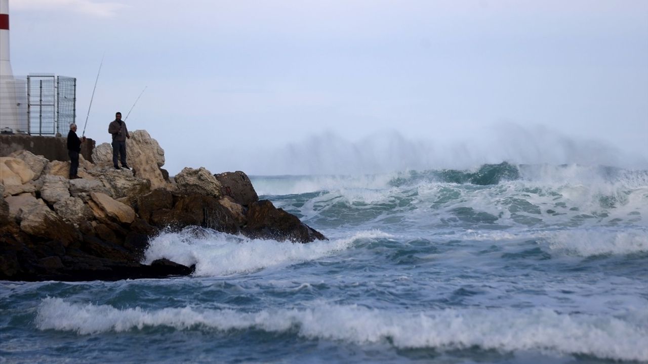 Kırklareli Kıyıköy'de Kuvvetli Rüzgar: Dalga Yüksekliği 2 Metreye Ulaştı