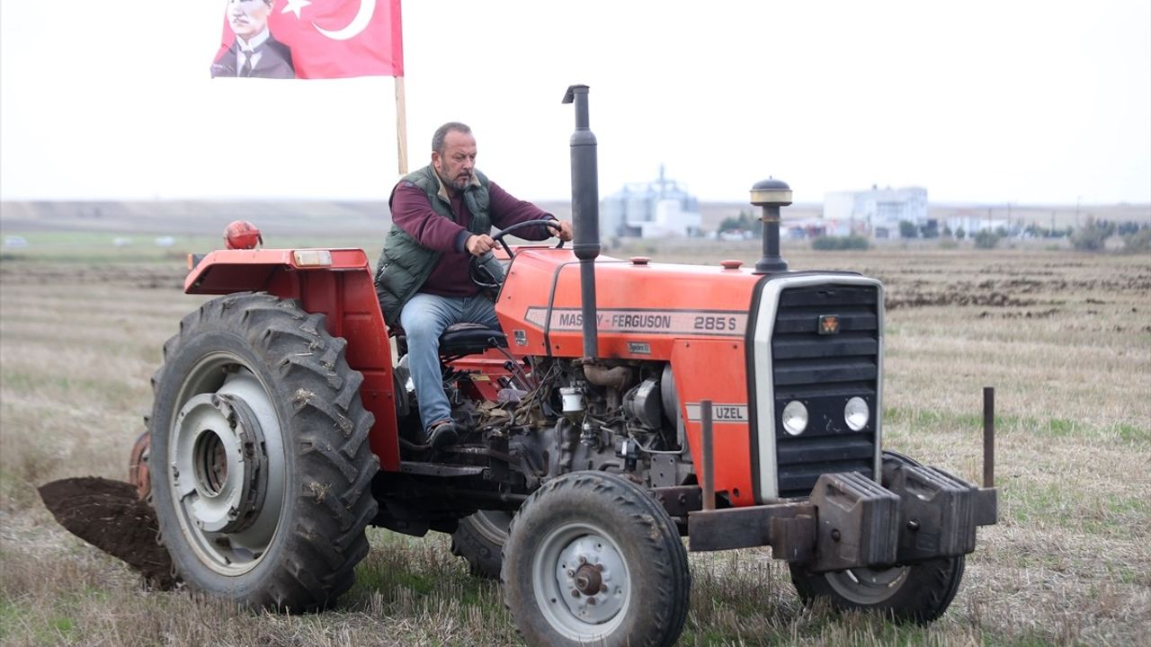 Kırklarelili çiftçi tarlasına pullukla 'Cumhuriyet 102 yaşında' yazdı