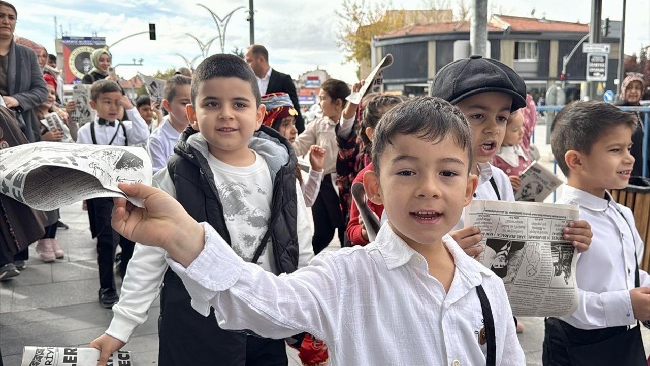 Kırşehir'de Anaokulundan Cumhuriyet'in İlanı Temsili Gazete Dağıtımı