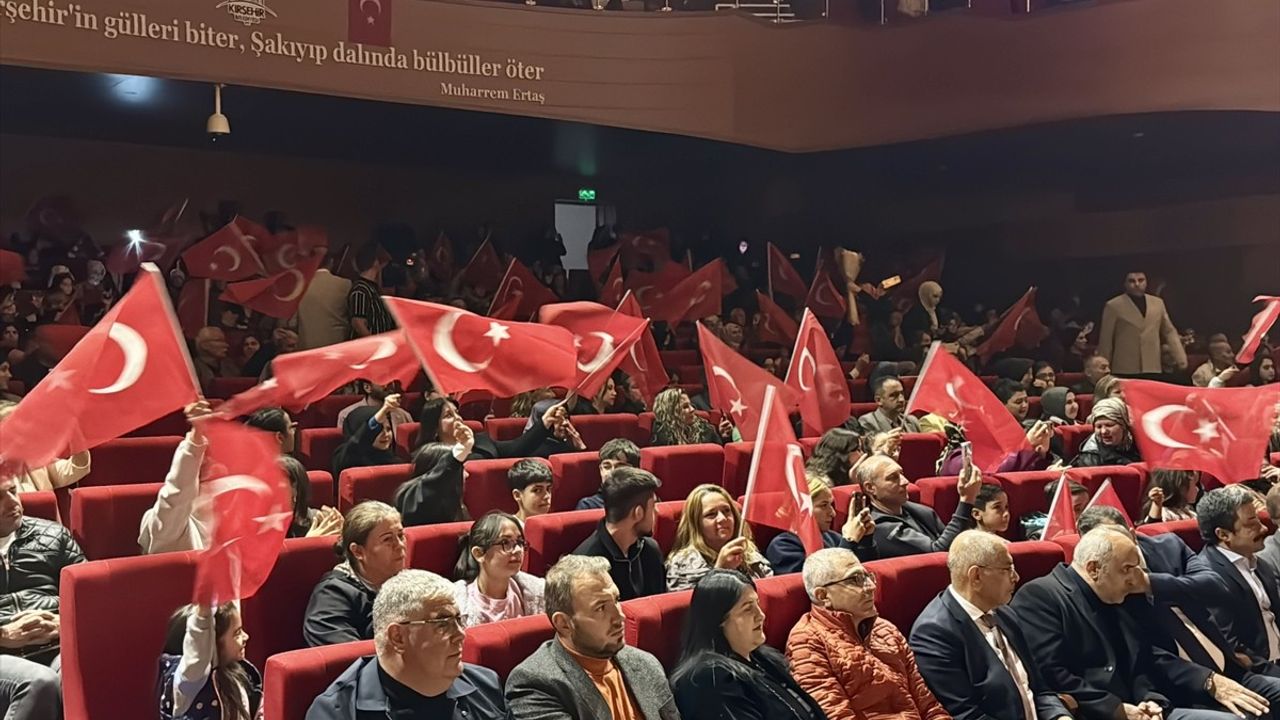Kırşehir'de 'Kim Var' Sanat Etkinliği: Yücel Arzen Hacıoğulları Gençlerle Sahnedeydi