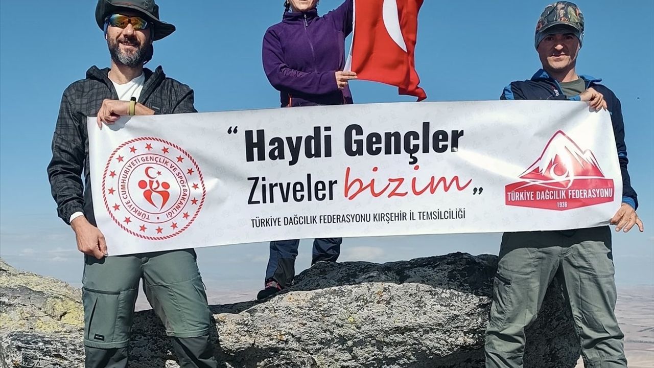 Kırşehirli dağcılar Kale Tepe'de Cumhuriyet'in 102. yılını zirvede kutladı