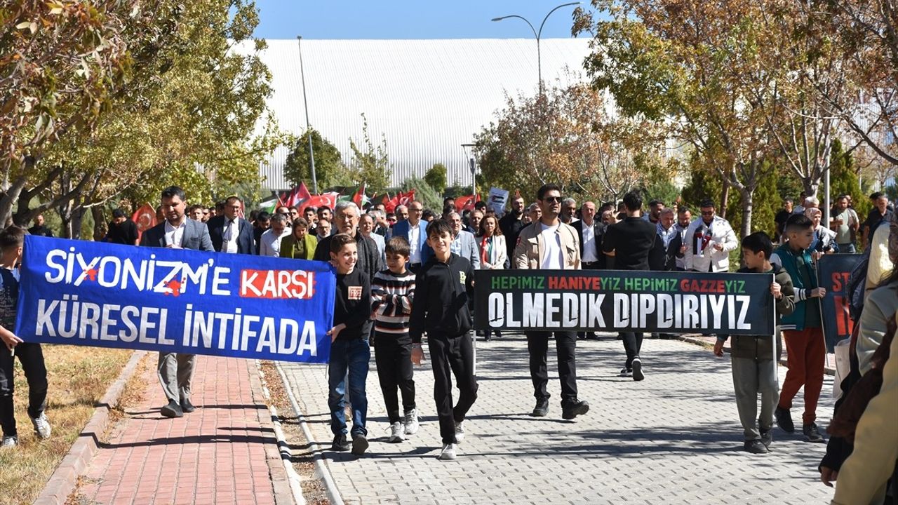 KMÜ Öğrencileri Filistin'e Destek İçin Yürüdü