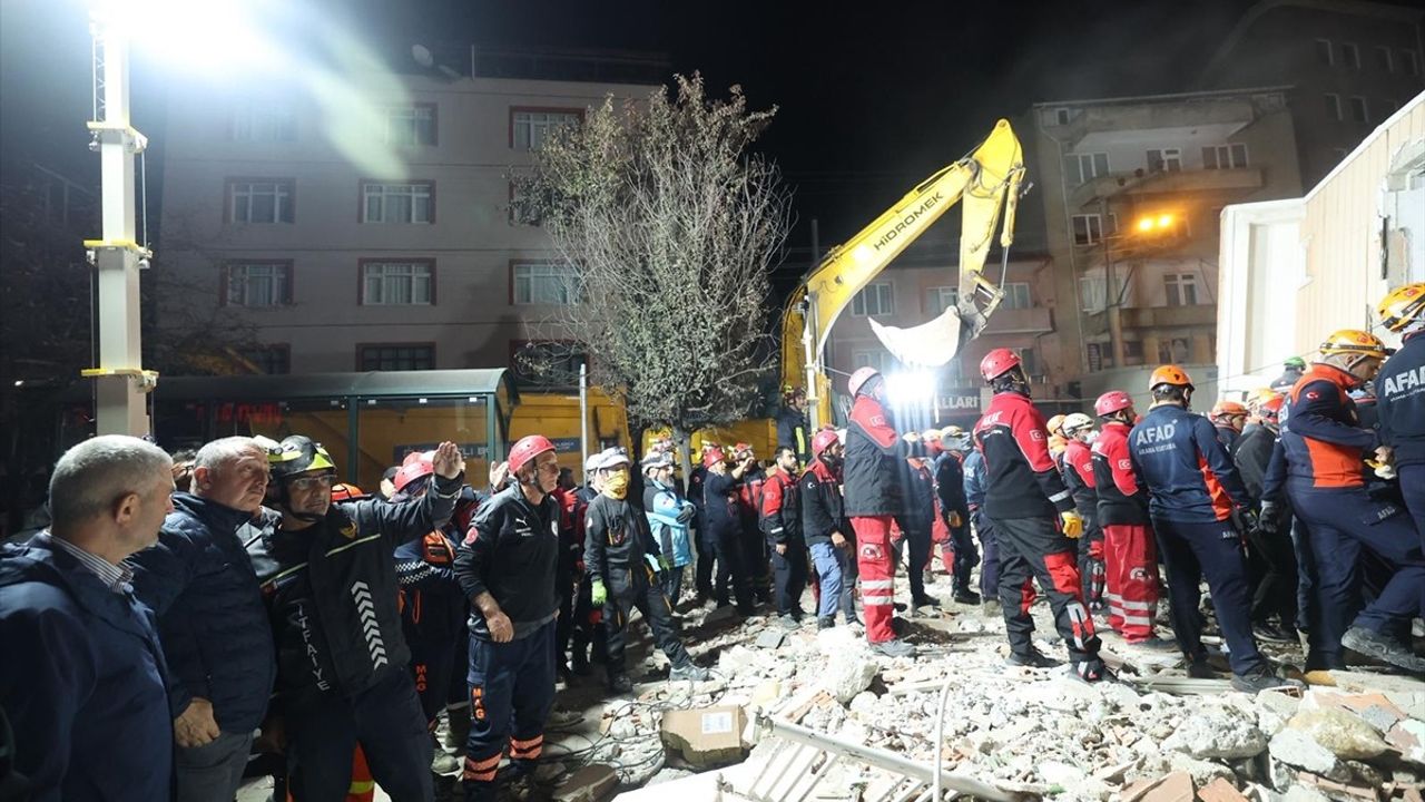 Kocaeli'de çöken binadan 18 yaşındaki Dilara Bilir sağ kurtarıldı