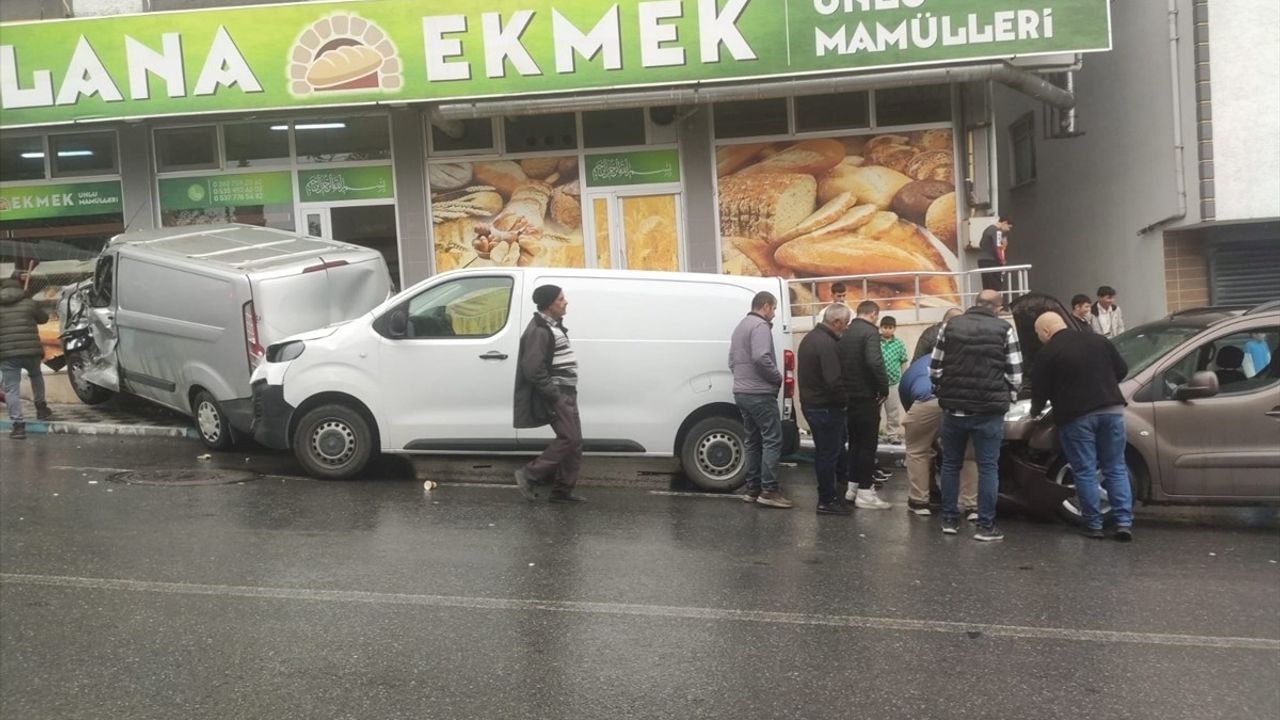 Kocaeli'de Freni Boşalan Sulama Tankeri 8 Araca Çarptı