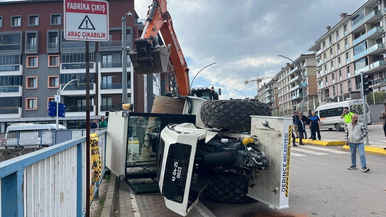 Kocaeli'de Tırdan Yola Devrilen Asfalt Silindiri: 1 Yaralı