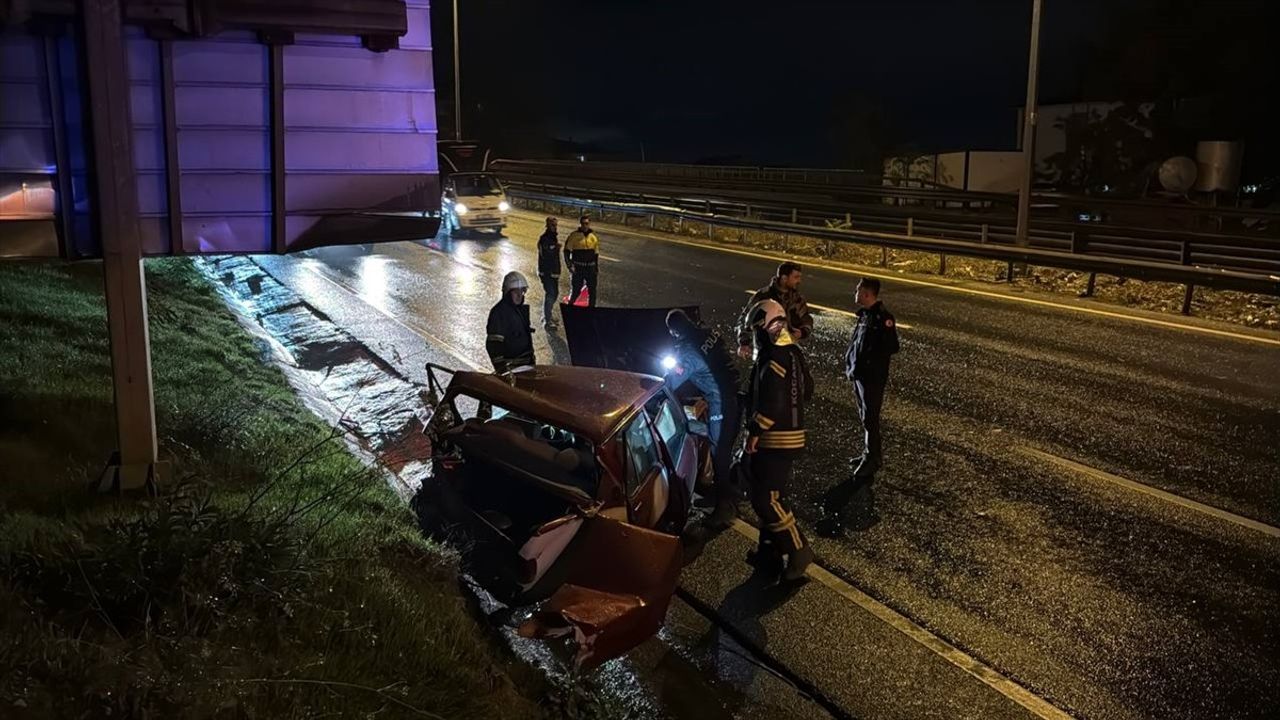 Kocaeli Gebze D-100'de Kaza: 2 Kişi Yaralandı