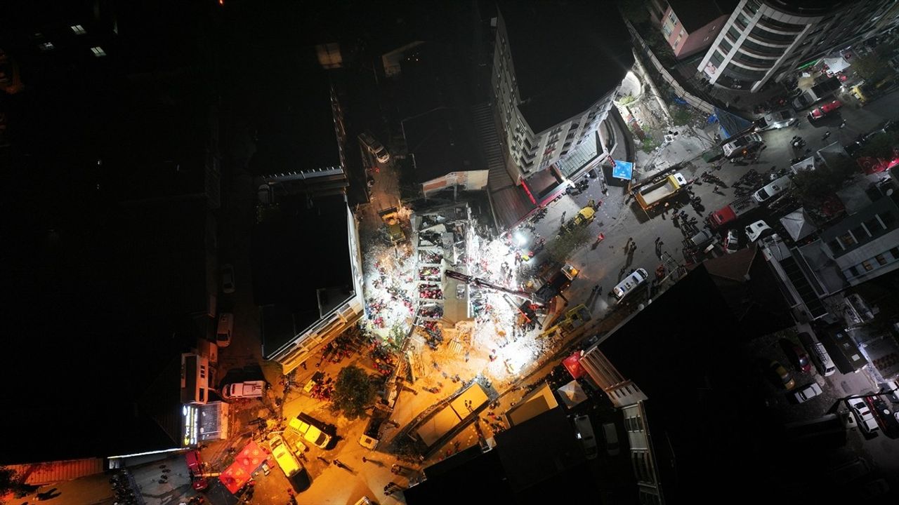 Kocaeli Gebze'de çöken 7 katlı binanın enkazında bilirkişi incelemesi