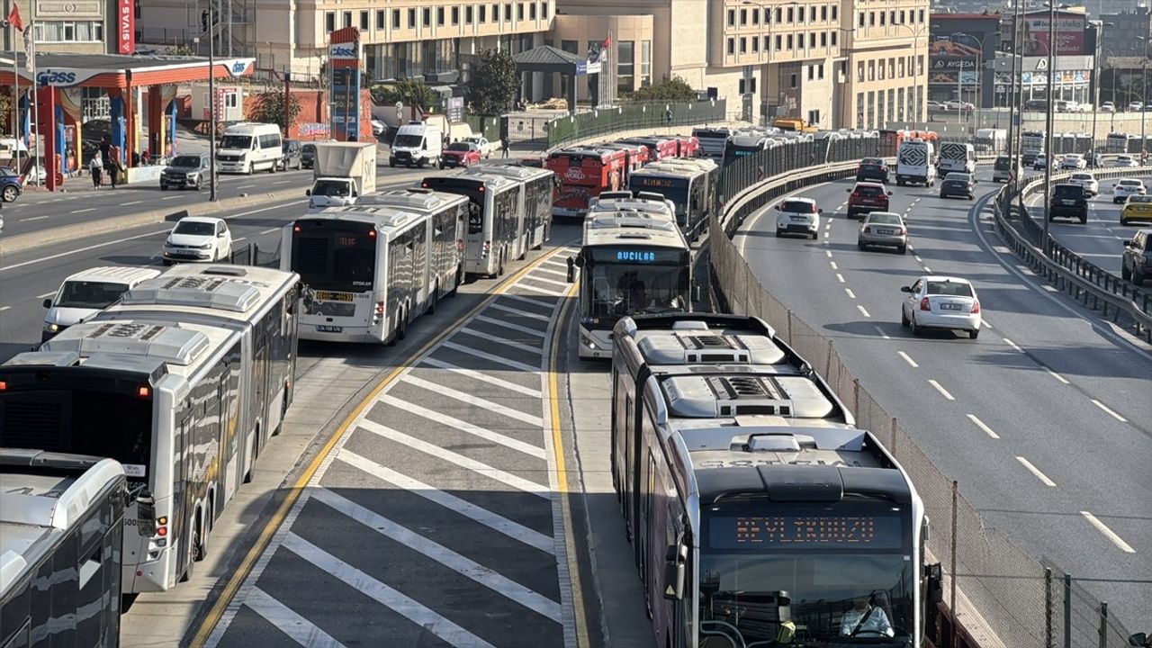 Küçükçekmece'de Metrobüs Kazası: Yenibosna-Sefaköy Arasında 1 Yaralı