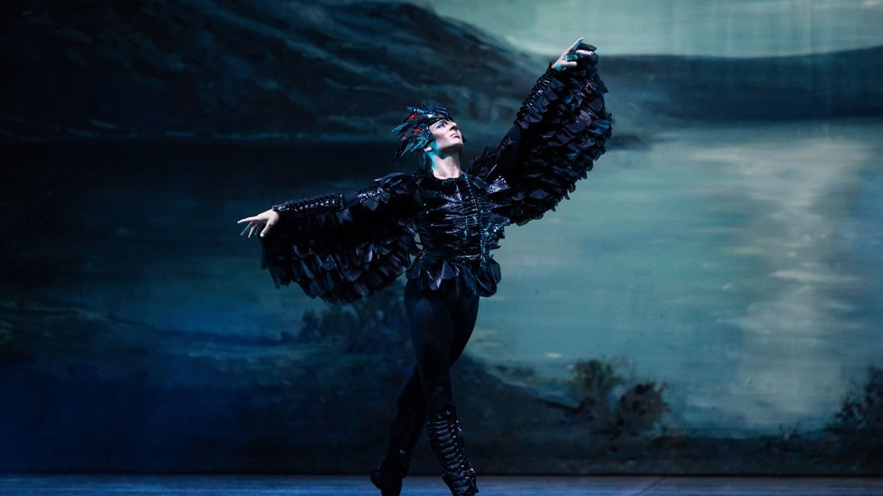 Kuğu Gölü AKM'de sahnelendi — İDOB'un görkemli prömiyeri