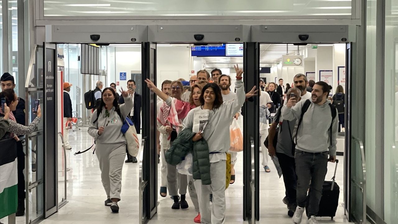 Küresel Sumud Filosu: Alıkonulan Fransız Aktivistlerin Bir Kısmı Paris'e Döndü