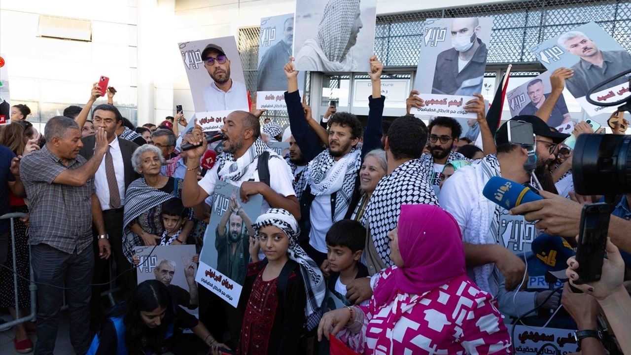 Küresel Sumud Filosu: İsrail'in Alıkoyduğu 15 Tunuslu Aktivist Kartaca'ya Döndü