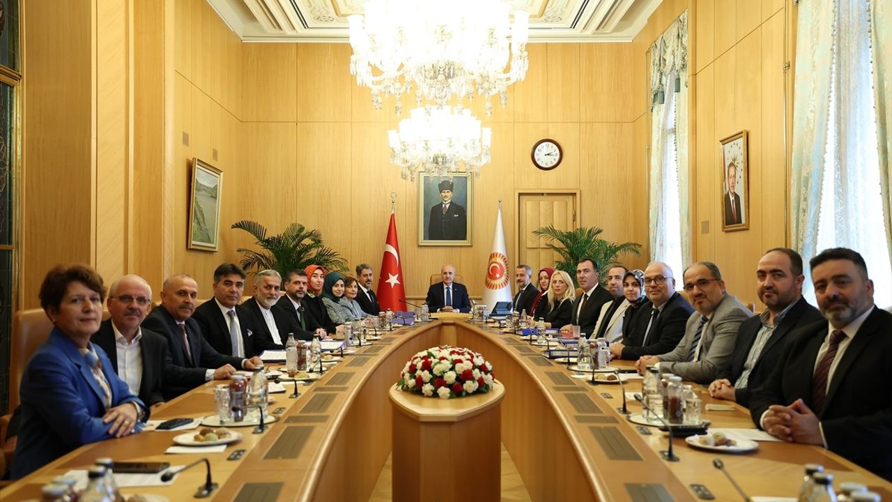 Kurtulmuş: Aile Toplumun 'Kök Hücresi' — 105 Bin İmzalı Dilekçe TBMM'de