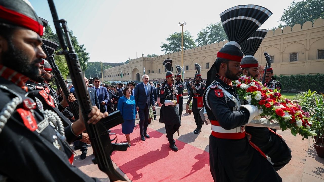Kurtulmuş, Muhammed İkbal'in Kabrini ve Badşahi Camisi'ni Ziyaret Etti