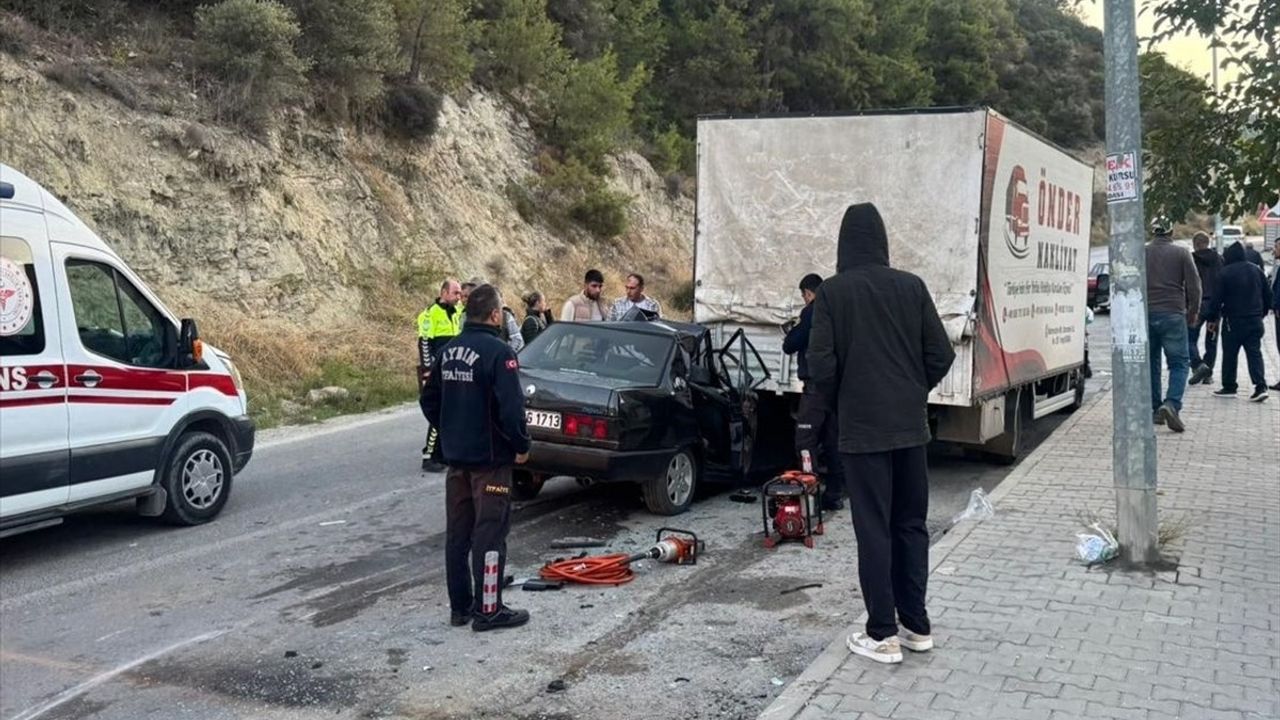 Kuşadası'nda Park Halindeki Kamyonete Çarpan Otomobil: 1 Ölü, 4 Yaralı