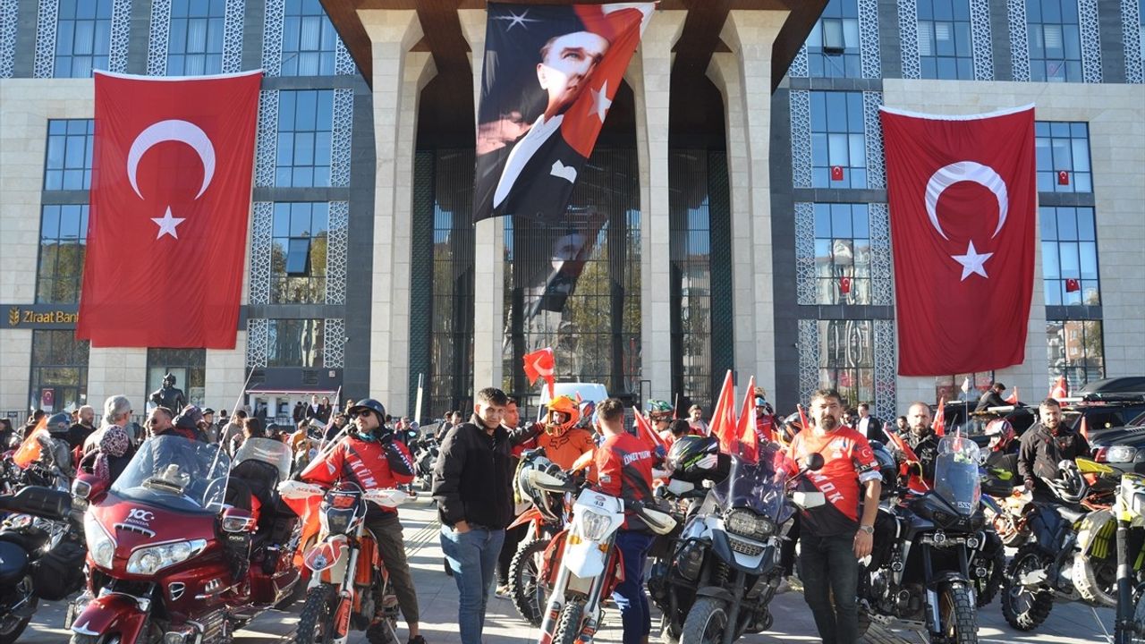 Kütahya'da 29 Ekim: Motosikletlerden 'Cumhuriyet Korteji'