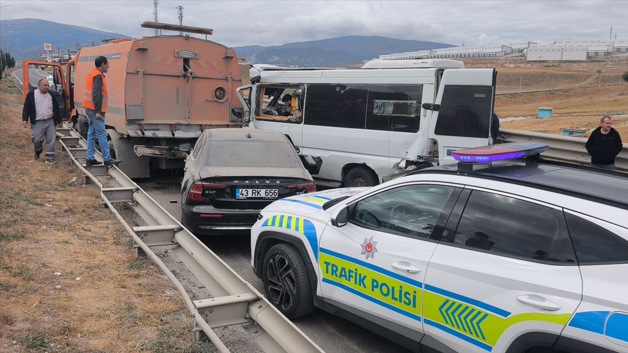Kütahya'da Karayolları aracına çarpan karavan: 1 ölü, 1 yaralı