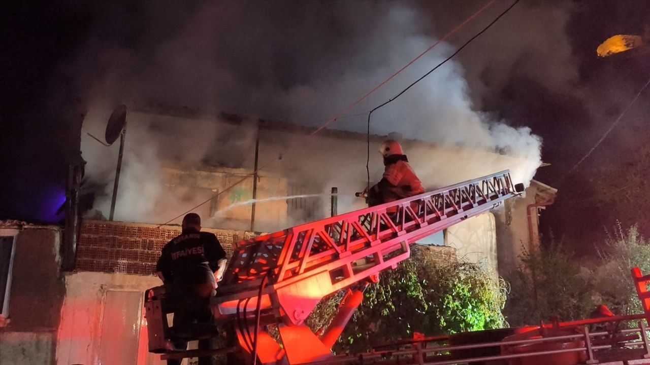 Kütahya'da Sultanbağı Mahallesi'nde İki Katlı Ahşap Evde Yangın Söndürüldü