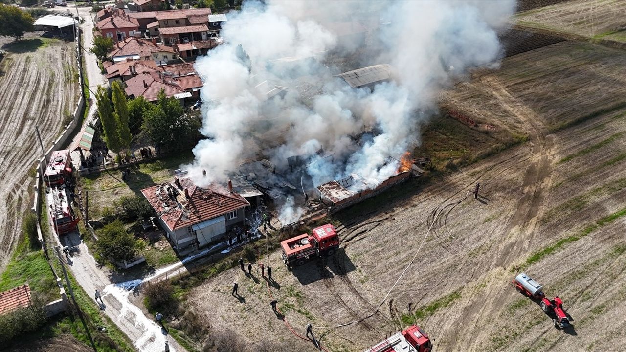 Kütahya Domaniç'te Odunluktan Ev ve Araçlara Sıçrayan Yangın Söndürüldü