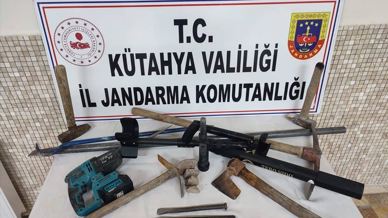 Kütahya Emet'te 9 Kişi Kaçak Kazıda Suçüstü Yakalandı