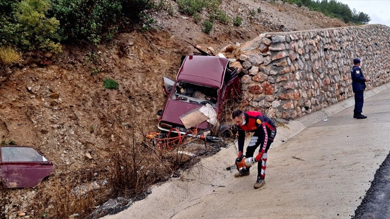 Kütahya Emet'te İstinat Duvarına Çarpan Otomobilde Çift Hayatını Kaybetti