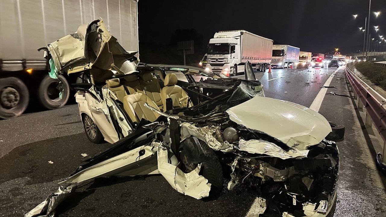 Kuzey Marmara Otoyolu'nda Kaza: Sultanbeyli'de Otomobil Kamyonete Çarptı — 3 Yaralı